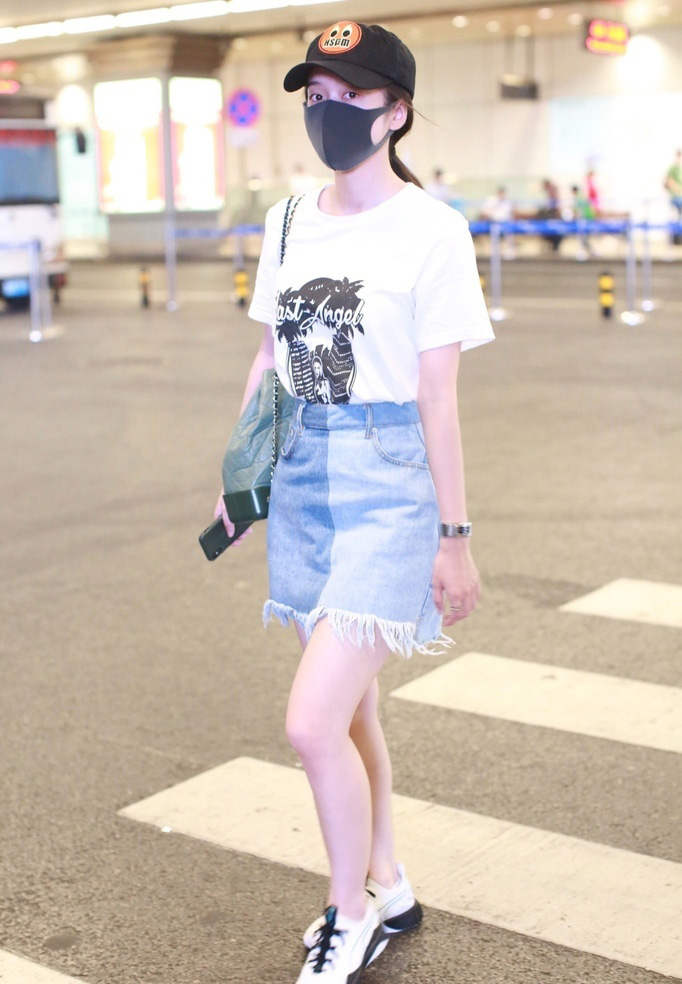张雪迎白T配牛仔裙秀美腿青春靓丽_图-3