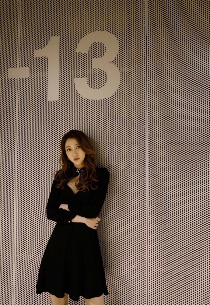 弦子身穿黑色小礼服轻撩裙摆秀修长美腿_图-5