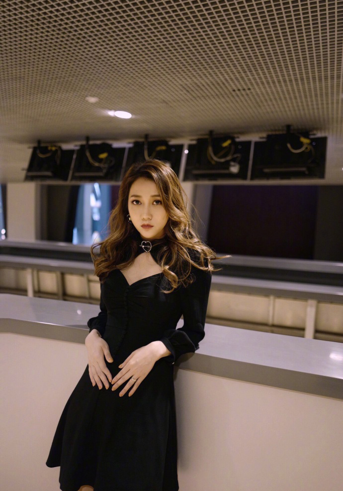 弦子身穿黑色小礼服轻撩裙摆秀修长美腿_图-3