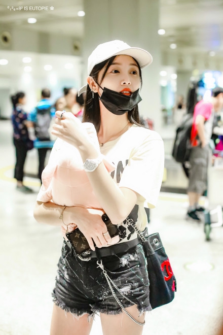 吴宣仪退团风波后首现机场笑容甜美状态佳_图-4