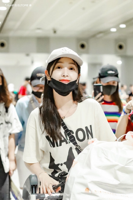 吴宣仪退团风波后首现机场笑容甜美状态佳_图-3