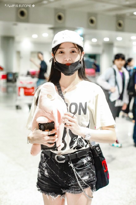吴宣仪退团风波后首现机场笑容甜美状态佳_图-5