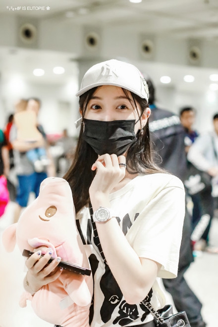 吴宣仪退团风波后首现机场笑容甜美状态佳_图-2