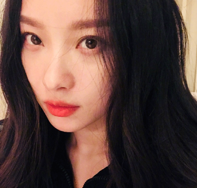 倪妮晒自拍照烈焰红唇十分吸睛_图-4