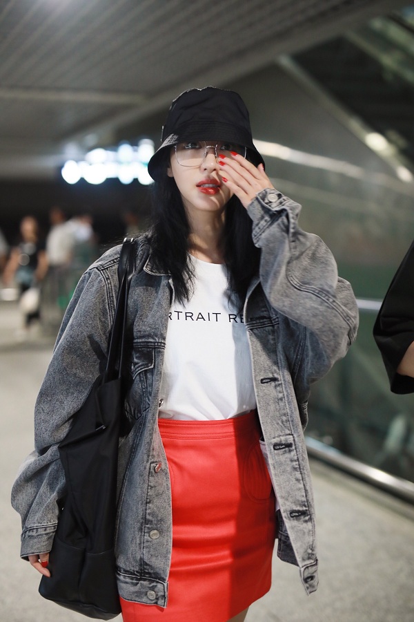 李菲儿行走的搭配手册，一件BF牛仔外套都被她穿出花_图-6
