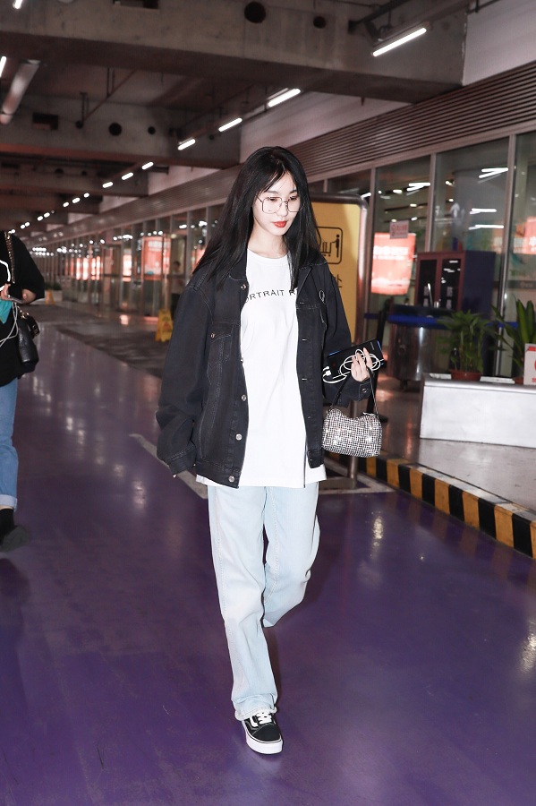 李菲儿行走的搭配手册，一件BF牛仔外套都被她穿出花_图-5