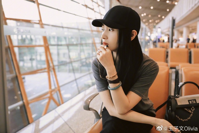 王子文长发造型气质温婉动人_图-6