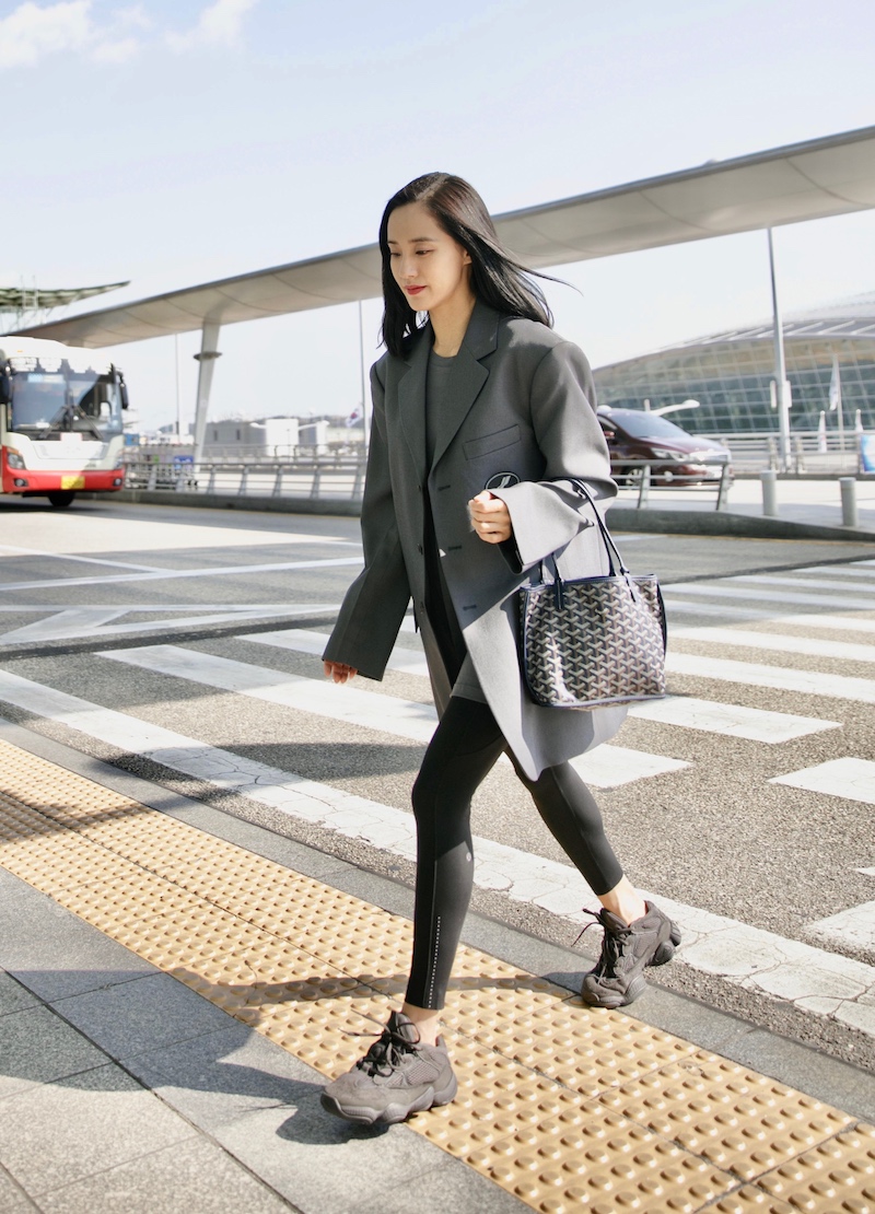 王智现身机场帅气出行西装搭legging运动干练_图-2