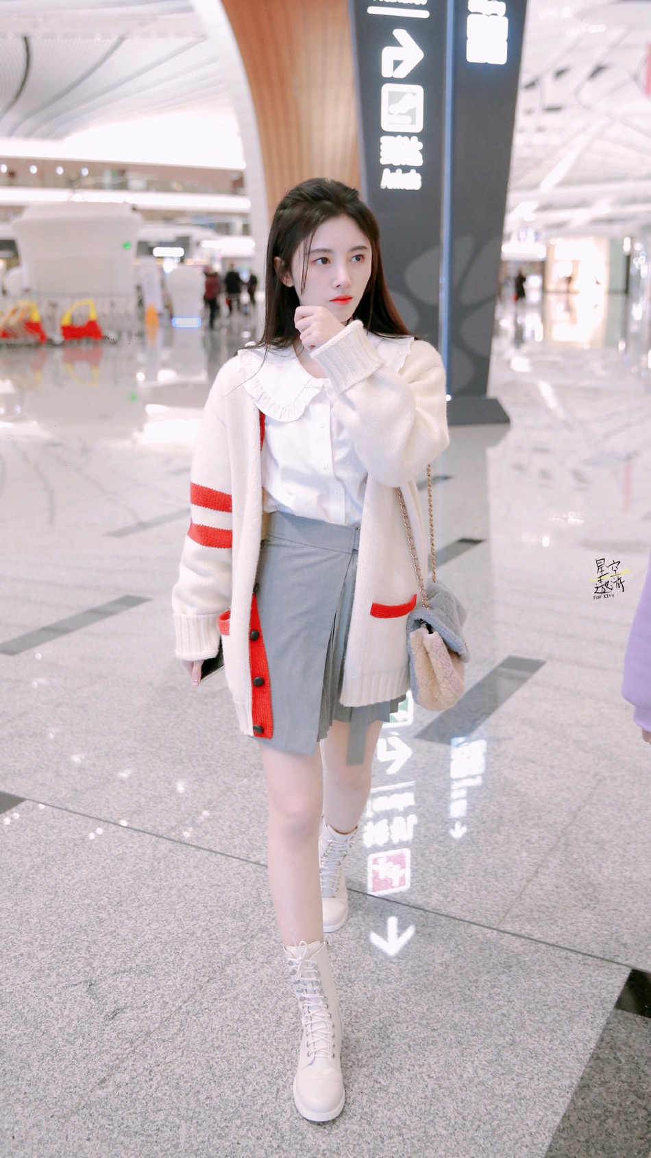 鞠婧祎清纯装扮现身机场皮肤白皙吹弹可破_图-4