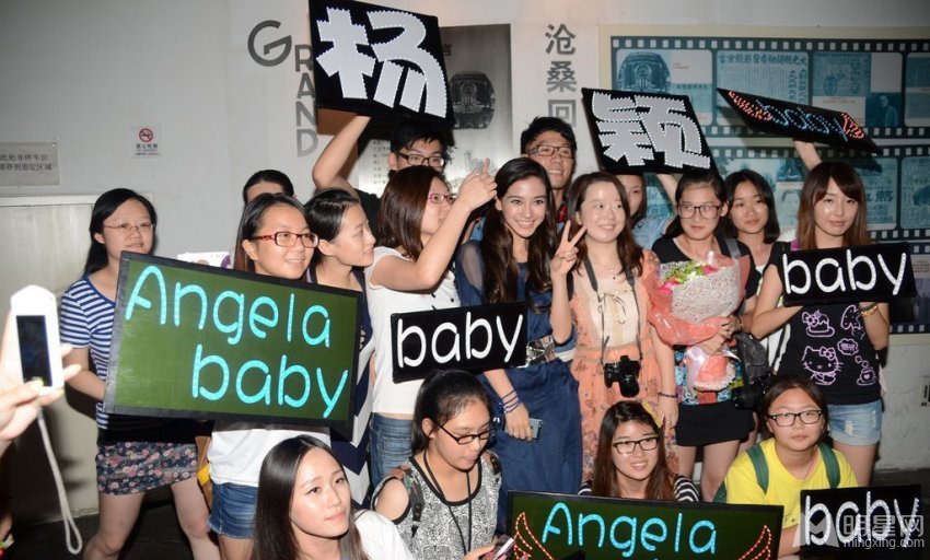 Angelababy薄衫现身酒店惨遭圆脸哥亲密贴脸_图-4