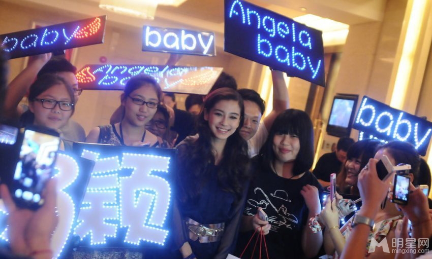 Angelababy薄衫现身酒店惨遭圆脸哥亲密贴脸_图-2