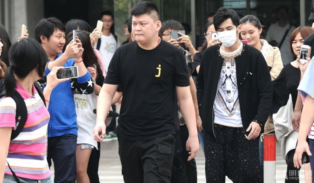 周杰伦口罩遮面现身机场保安开道遭粉丝跟拍_图-1