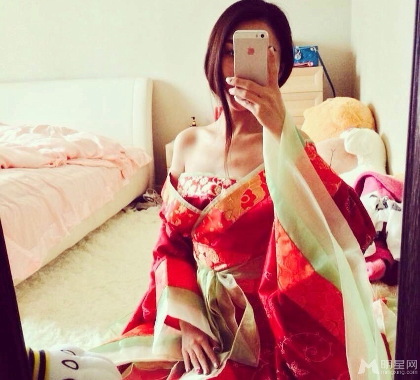 郭美美晒恐怖唐装自拍照网友调侃这才是你_图-8