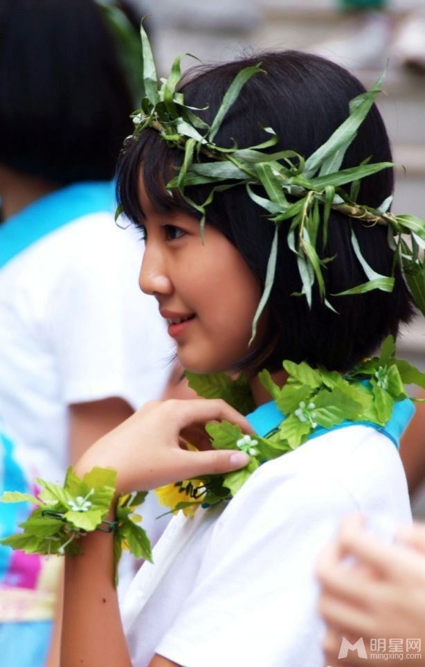 点读机广告女孩中学生活照曝光娇俏可人_图-2