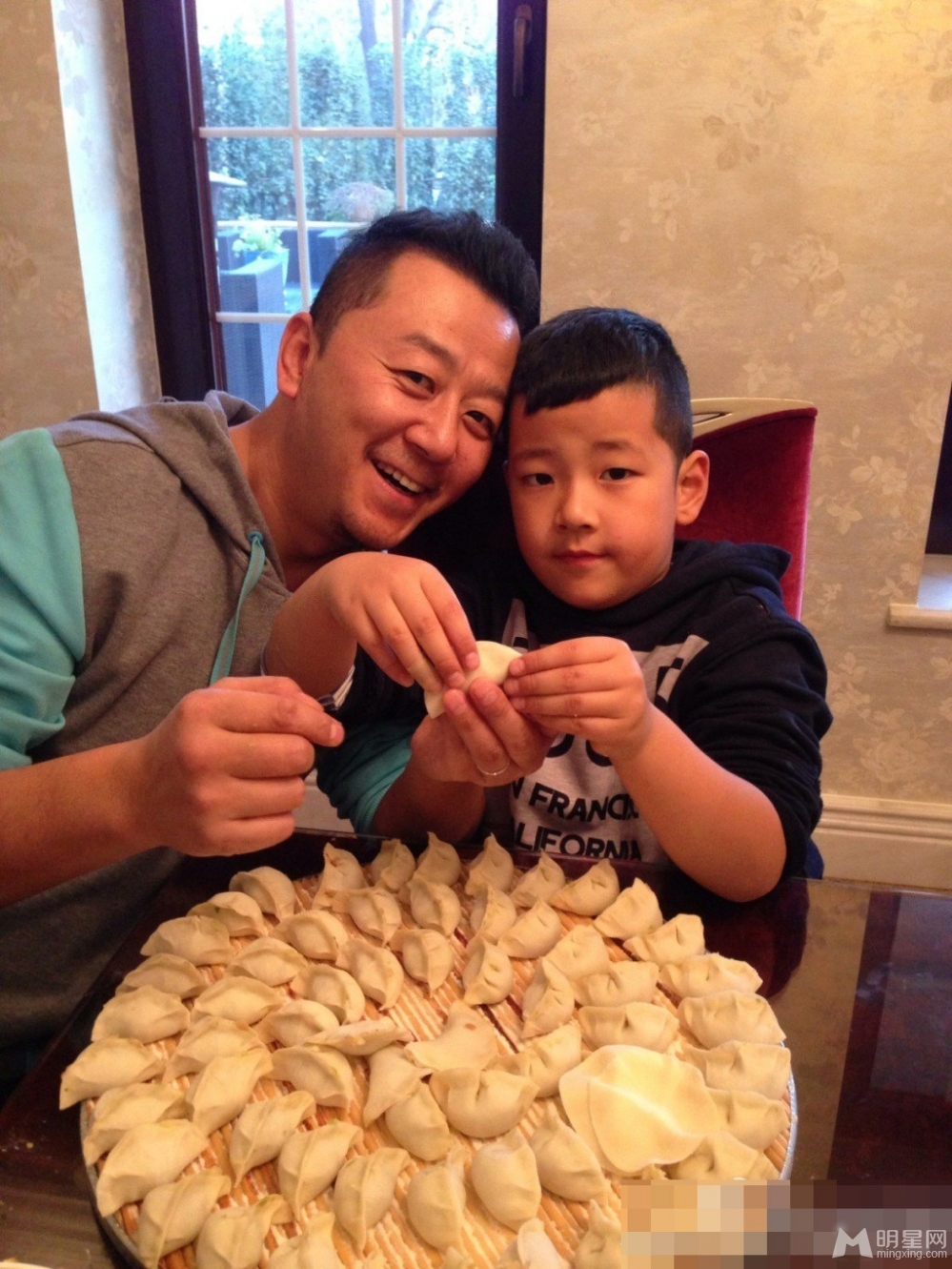 郭涛李湘两家聚会包饺子石头王诗龄有爱互动_图-5