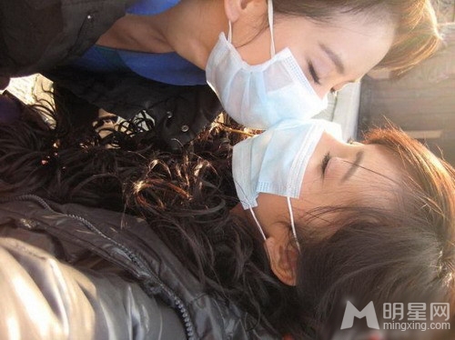 杨幂刘诗诗同一天公布喜讯好姐妹昔日热吻照曝光_图-1