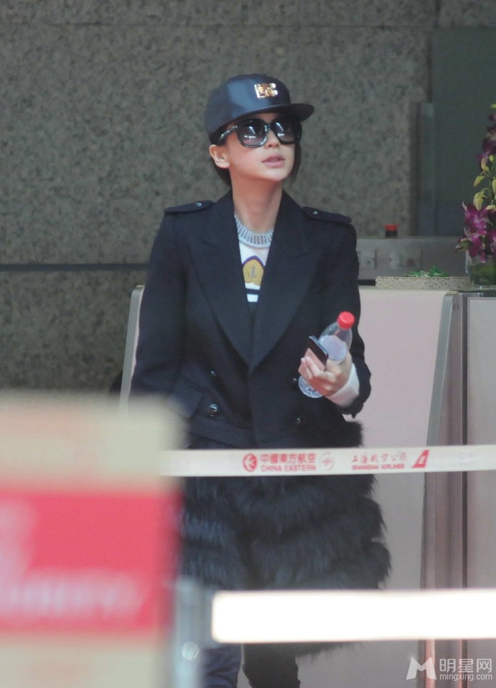 Angelababy现身机场满脸甜蜜探班男友为其庆生_图-19