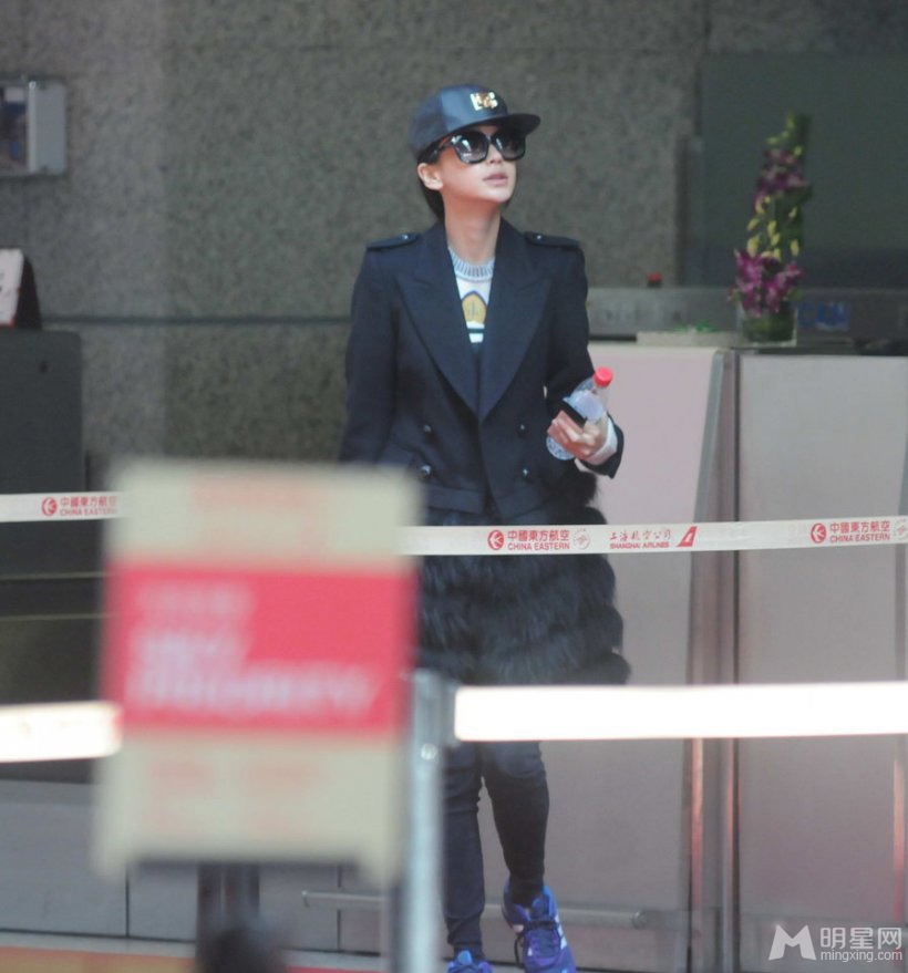 Angelababy现身机场满脸甜蜜探班男友为其庆生_图-9
