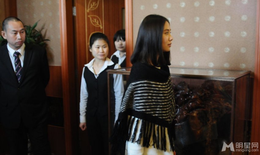 刘诗诗现身酒店面无表情见偷拍连快闪_图-2