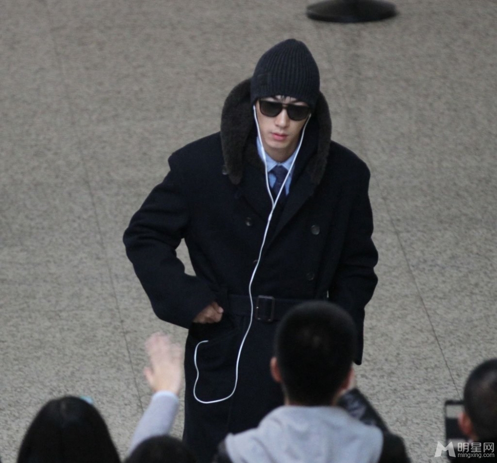 张亮携娇妻寇静现身机场众人围堵秀甜蜜_图-5