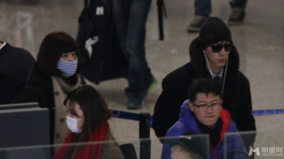 张亮携娇妻寇静现身机场众人围堵秀甜蜜_图-2