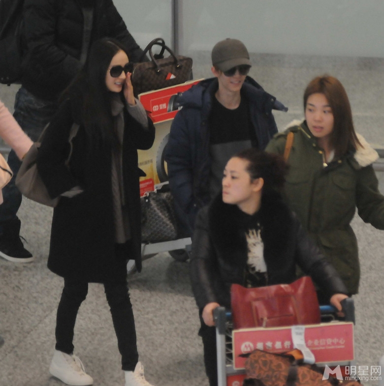 杨幂郭敬明机场热聊疑小时代3不换人_图-2