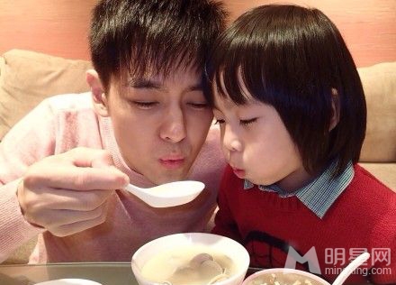 林志颖晒与Kimi温馨照平安夜父爱洋溢_图-4