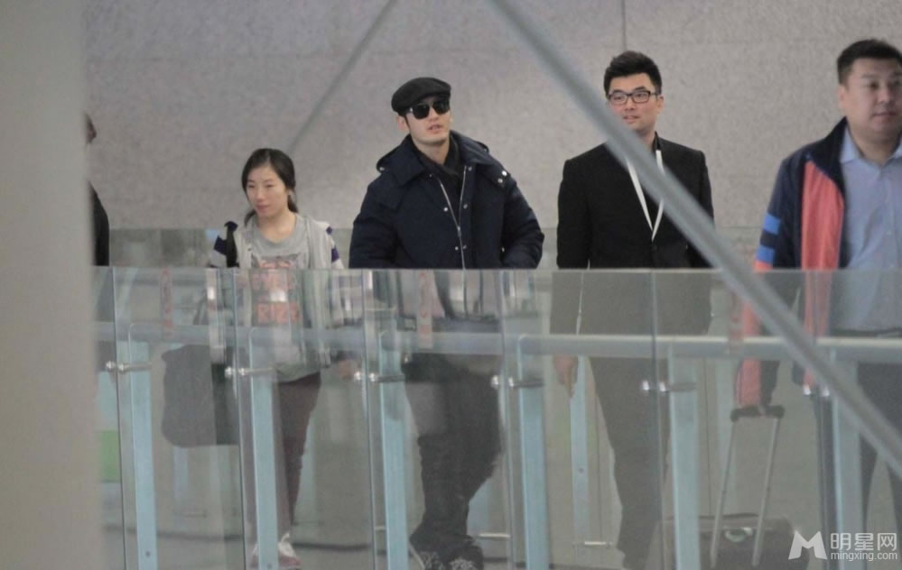 黄晓明AngelaBaby机场约会甜蜜破分手传闻_图-1