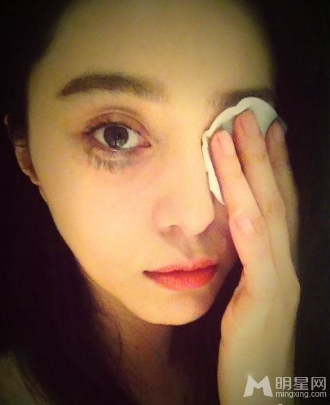 范冰冰自晒素颜照范爷变熊猫眼超搞笑_图-1