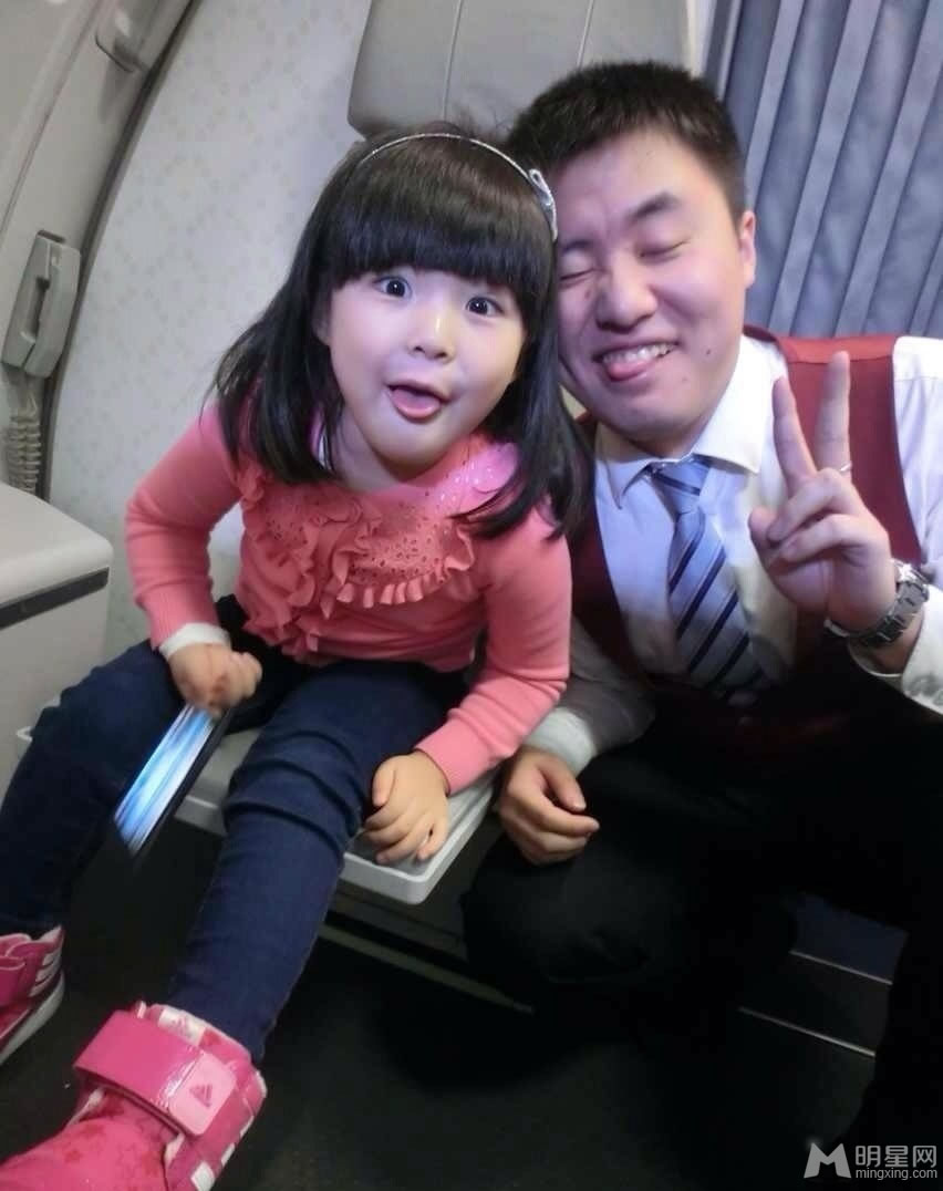 王诗龄与乘务员欢乐合影显搞怪萌态_图-1