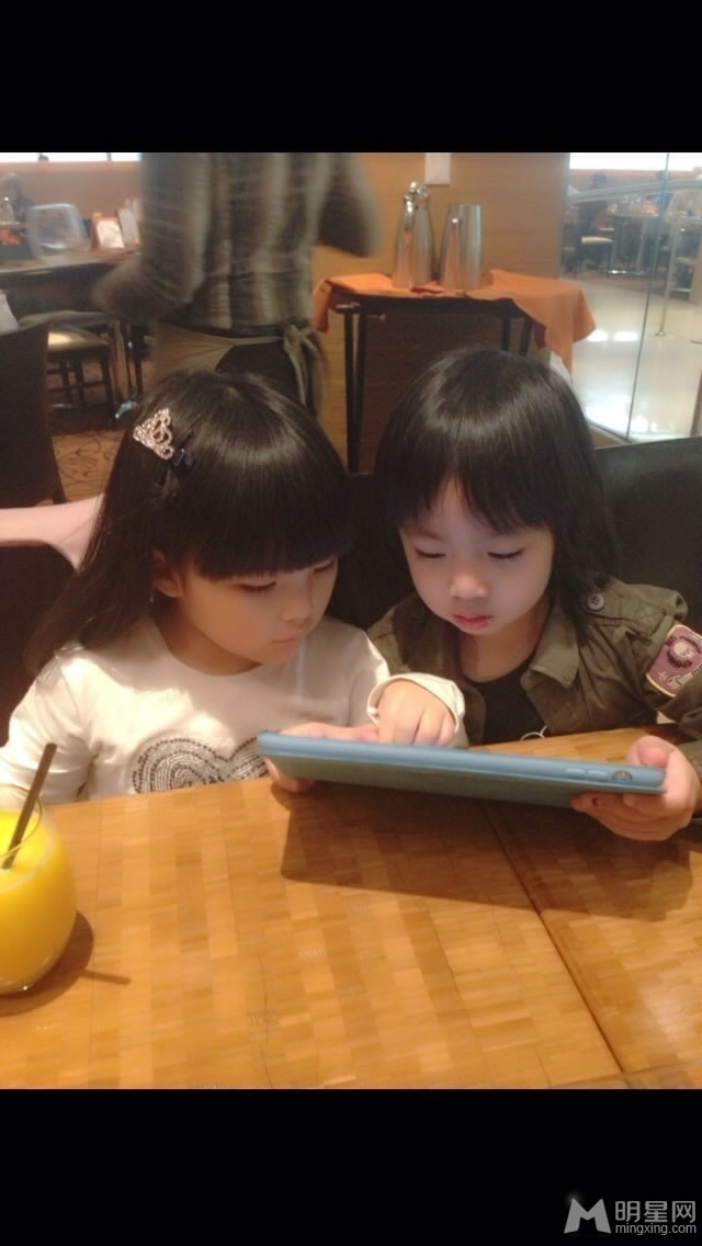 李湘晒美国过年照Angela与Kimi亲密依偎_图-1