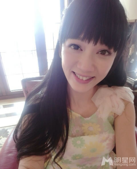 陈乔恩晒靓照肌肤细嫩逆龄模样可爱卖萌_图-1