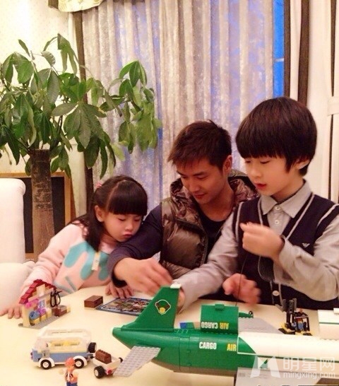 田亮晒张亮串门照天天Cindy亲昵吃饭玩耍_图-3