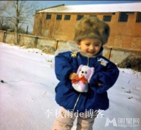 杨幂旧照曝光与李亚鹏席地而坐_图-2