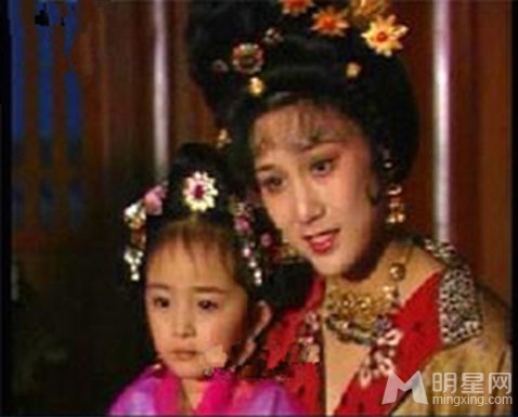 杨幂旧照曝光与李亚鹏席地而坐_图-4