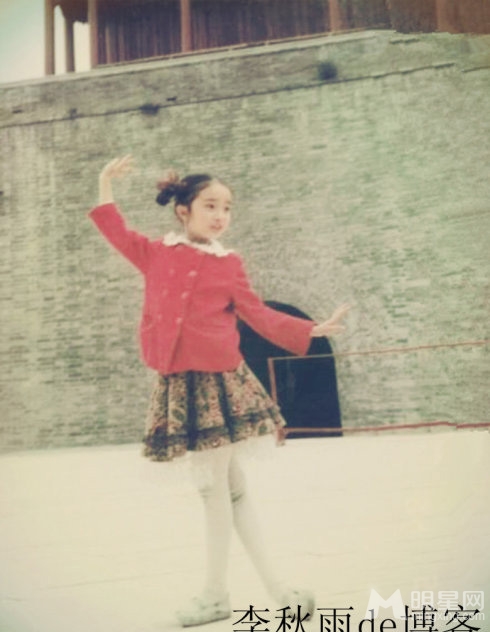 杨幂旧照曝光与李亚鹏席地而坐_图-9