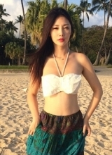 女神柳岩沙滩藏胸露腰甜美妩媚海边倩影