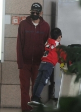 王志文携妻儿出行眼镜口罩遮挡严实防偷拍