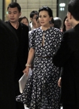 刘嘉玲浓妆性感现身机场为母挑礼物