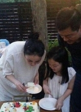 王菲李亚鹏相聚为爱女李嫣庆生