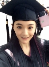 北电校花李依伊毕业照曝光学士服造型抢眼