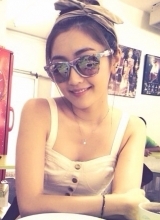 歌手李悦彤私房照曝光秀修长美腿