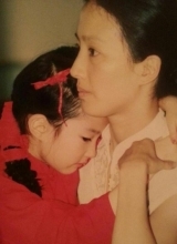 刘亦菲妈妈旧照曝光网友大赞像姐妹