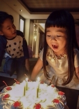 Grace姐姐4岁生日曹格为女温馨庆生