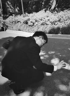 影帝黄渤秒变资深摄影师张艺兴瞬间成模特