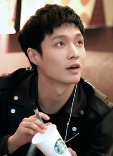 EXO张艺兴2015年4月现身机场耐心签名