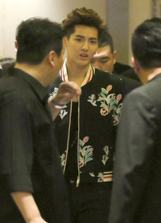 吴亦凡现身活动众保镖护驾粉丝难靠近