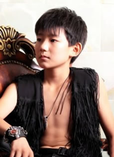 TFBOYS王源2012年青涩可爱生活照集