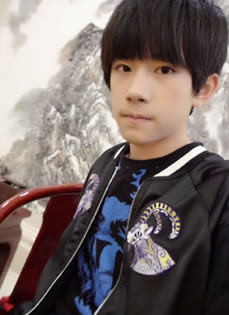 TFBOYS易烊千玺2015最新生活照青春可爱充满...