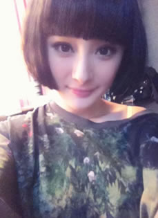 杨幂微博生活照第四弹秒变短发女郎